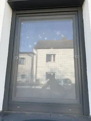 Detail okenní sítě kompatibilní s venkovní roletou