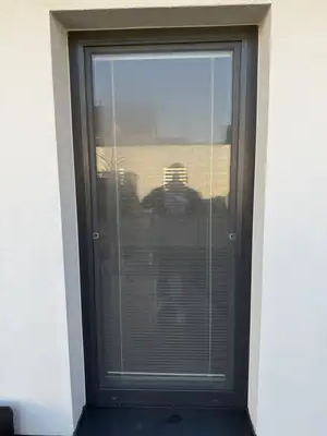 Montáž sítí do oken Kladno – řešení i pro okna s roletami