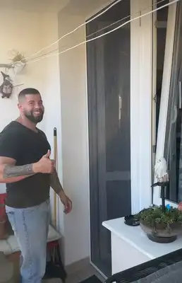 Montážník u plisé sítě v balkonových dveřích v Kladně – montáž bez vrtání