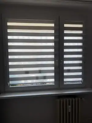 Rolety den a noc v šedé barvě s vodicími lištami v bytě v Kladně