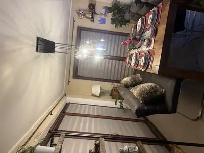 Rolety den a noc montované do dřevěných oken v rodinném domě v Praze