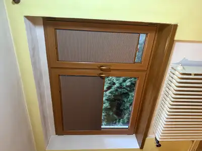 Plisé rolety Blackout v ložnici rodinného domu v Praze