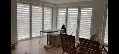 Montáž rolet den a noc Praha – elegantní a praktické stínění interiéru