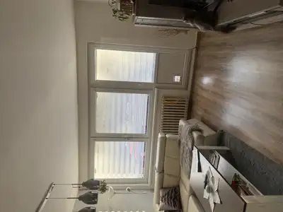 Bílé rolety den a noc instalované u balkonových dveří rodinného domu v Praze