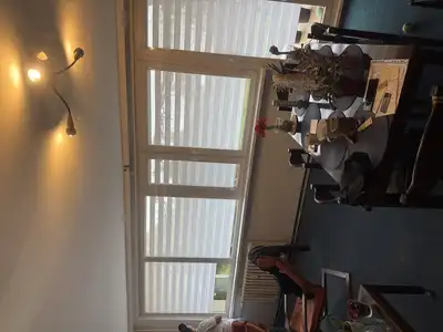 Rodinný dům Praha – bílé rolety den a noc pro regulaci světla