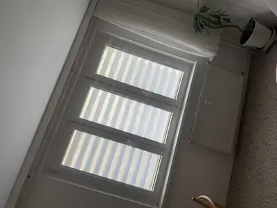 Detail kaslíku a montáže rolet den a noc Praha – pohodlné otevírání dveří