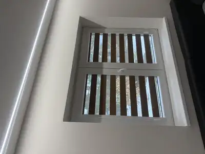 Interiér rodinného domu v Rakovníku s roletami den a noc v odstínu zlatý dub