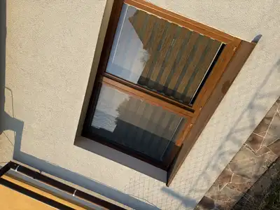 Rolety den a noc v odstínu zlatý dub v rodinném domě v Rakovníku