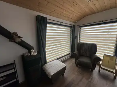 Rolety den a noc instalované na zeď – moderní stínění interiéru