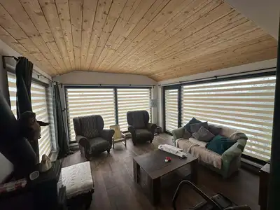 Rolety den a noc v obývacím pokoji v Říčanech – montáž do okna