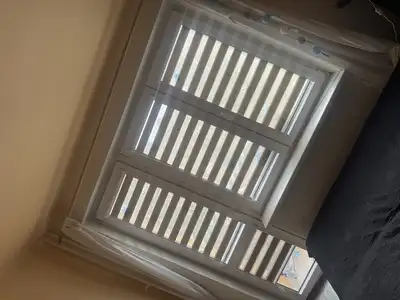 Rolety den a noc instalované do ložnice v bytě ve Slaném