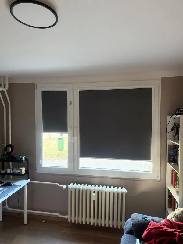 Textilní rolety v obývacím pokoji - Praha
