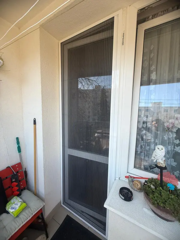 Pevná dveřní síť na vstupních dveřích - Kladno